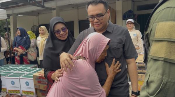 Di Tengah Duka Kebakaran Tenggarong, Seorang Nenek Merangkul Aulia Penuh Harapan