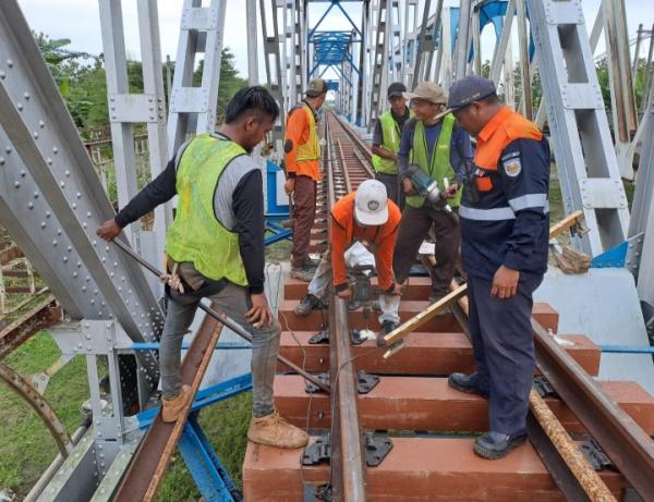 KAI Daop 3 Cirebon Gunakan Bantalan Sintetis untuk Perkuat Prasarana Rel
