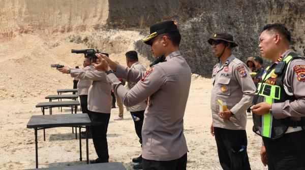 Keterampilan Menembak Diasah, Kapolres TTS Ajak Personel Latihan Bidik Sasaran