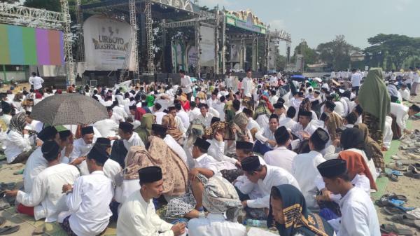 Melestarikan Tradisi Pendiri Pesantren, 10 Ribu Santri Lirboyo Kediri Sabet Rekor MURI Membatik