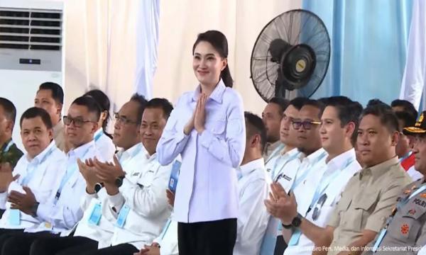 Momen Hangat Prabowo di Halmahera: Kelakar Soal Pemilu saat Sapa Gubernur Maluku Utara Sherly
