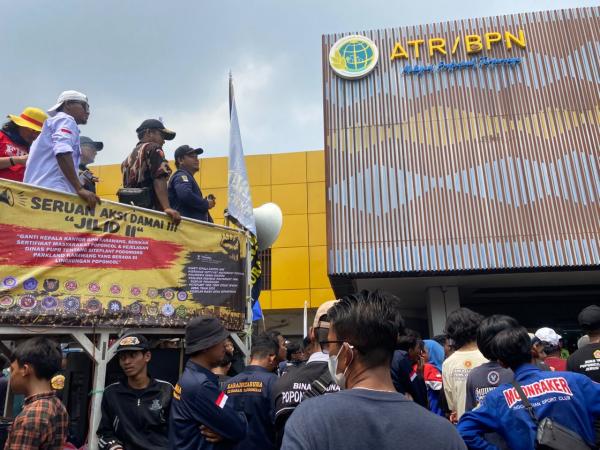 Geruduk BPN Karawang, Ratusan Warga Poponcol Pertanyakan Sertifikat PTSL yang Mandek 2 Tahun