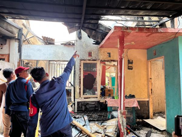 Niat Basmi Sarang Tawon, Rumah Warga di Karawang Malah Terbakar