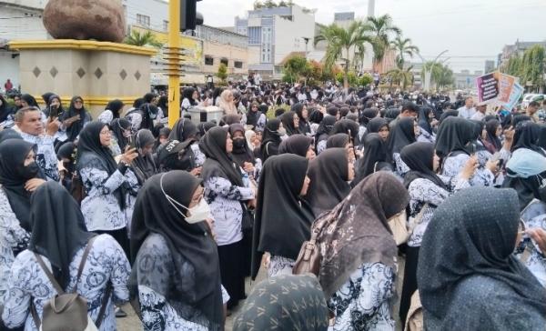 1.500 Guru di Aceh Turun ke Jalan! Tuntut Keadilan untuk Muhardi, Kasus Pemukulan Siswi Jadi Sorotan