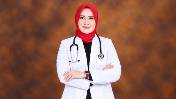 Sempat Viral Selamatkan Bocah Tenggelam, Dokter Emy Kini Jadi Wakil Direktur RSUD Hajja Andi Depu