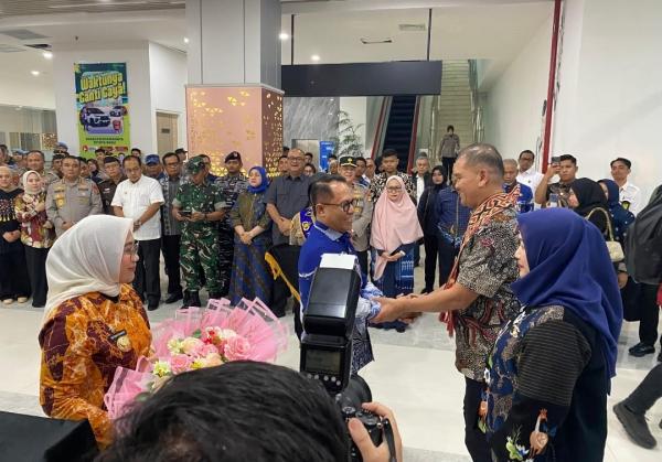 Disambut Kain Sikomandi, Irjen Pol Totok Suharyanto Awali Pengabdian sebagai Kapolda Sulbar