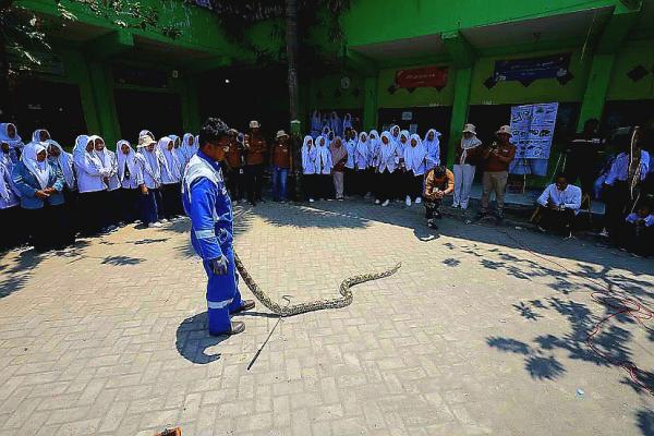 Pelajar Bojonegoro Antusias Belajar tentang Ular hingga Kebakaran dari Pekerja Migas Blok Cepu