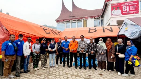 SMSI dan MAN 1 Bukittinggi Salurkan Bantuan untuk Korban Galodo di Arosuka