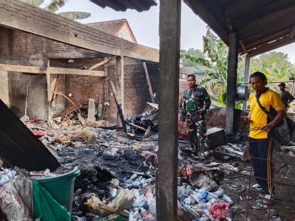 Kebakaran, Gudang Rongsokan di Tambakrejo Jombang Kini Tinggal Arang