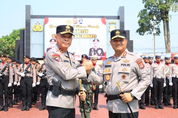 Serah Terima Pataka, Kepemimpinan Polda Banten Irjen Pol Hengki, kepada Irjen Pol Hendra Kurniawar