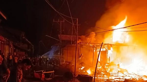 Kebakaran Hebat di Muara Muntai, Kantor BPD Kaltimtara dan 7 Rumah Ludes Dilalap Si Jago Merah