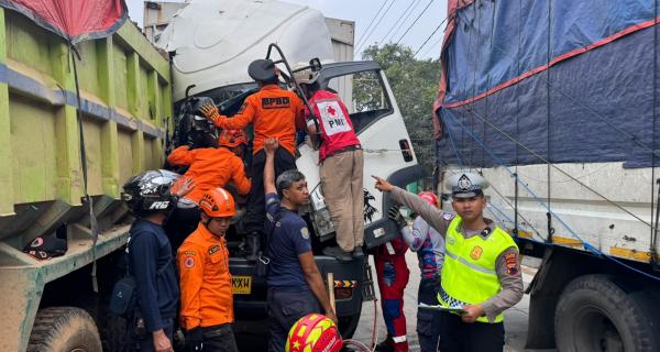Diduga Microsleep, Sopir Truk Box Tewas Tabrak Truk Mogok di Pantura Kendal