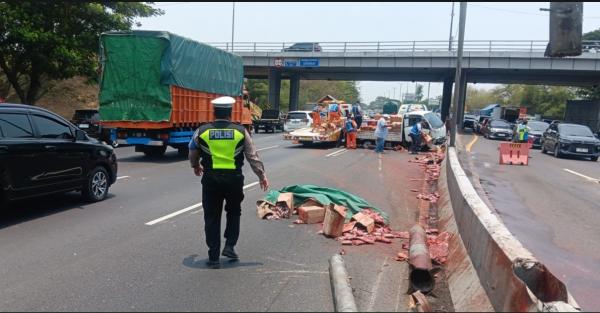 Pikap Angkut Saus Pecah Ban di Tol Porong Sidoarjo, Muatan Berceceran di Jalan