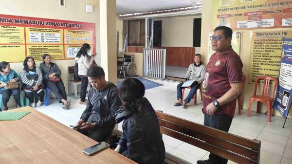 Pastikan Pelayanan Transparan, Kasat Intelkam Polres Mamasa Dampingi Pemohon SKCK