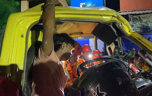 Kecelakaan Truk Muatan Pasir Tabrak Truk Dump di Secang Magelang, Sopir Terjepit