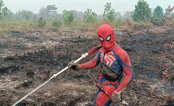 Petugas Karhutla di Palangka Raya Berkostum Spider-Man Saat Memadamkan Api