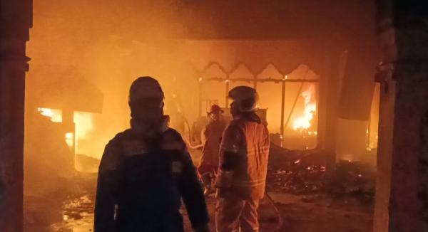 Kebakaran Tempat Usaha Sol Sepatu di Jombang Dipicu Korsleting Listrik, Kerugian Capai Rp500 Juta
