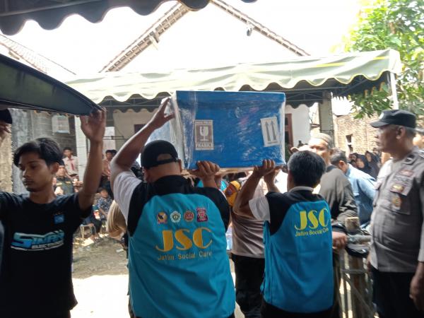 Jenazah Korban KM Virgo 8 Tiba di Majan Tulungagung, Keluarga Tak Kuasa Menahan Tangis