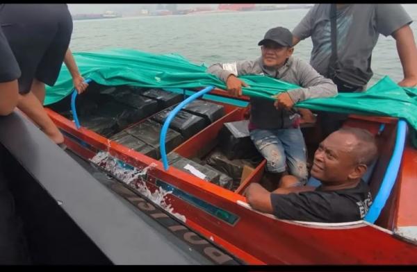 Speedboat Tanpa Dokumen Berlayar Bawa 60 Karton Mikol di Perairan Batam, 3 Pria Ditangkap