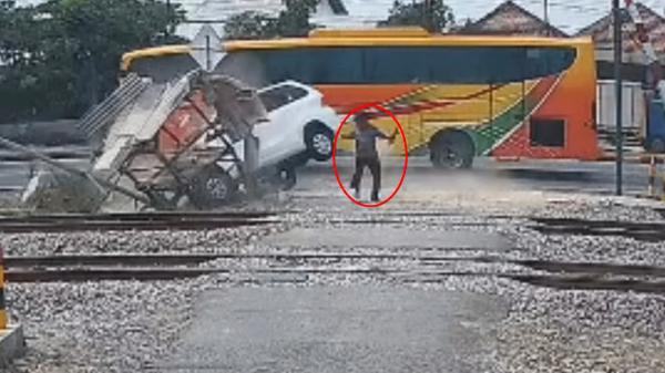 Detik-Detik Relawan Penjaga Pelintasan KA di Lamongan Lolos dari Maut, Pos Jaga Dihantam Mobil