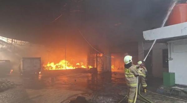 BREAKING NEWS: Pabrik Minyak di Cakung Terbakar, Asap Hitam Pekat Bumbung Tinggi