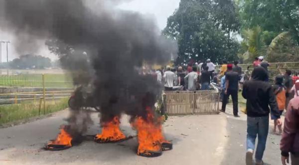 Kecewa Bedolan Pamarayan Batal, Ratusan Warga Kabupaten Serang Blokir Jembatan dan Bakar Ban