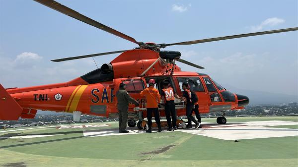 Basarnas Evakuasi Pembalap Moto2 dari Sirkuit Mandalika ke RSUD NTB dengan Helikopter