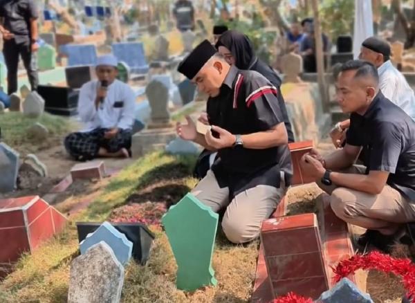Pulang ke Bojonegoro, Kapolda Jatim Irjen Pol Dekananto Eko Purwono Ziarah ke Makam Keluarga