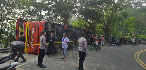 Bus Neo Trans Terbalik di Mamuju, 21 Korban Dievakuasi