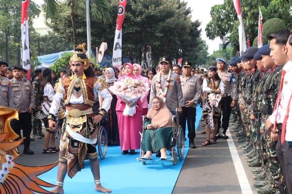 Diiringi Sungkem Orang Tua dan Atraksi Budaya, Irjen Pol Dekananto Resmi Pimpin Polda Jatim