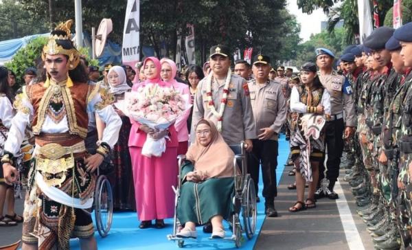 Haru Penyambutan Kapolda Jatim, Irjen Pol Dekananto Dorong Kursi Roda Sang Ibu dari Bojonegoro