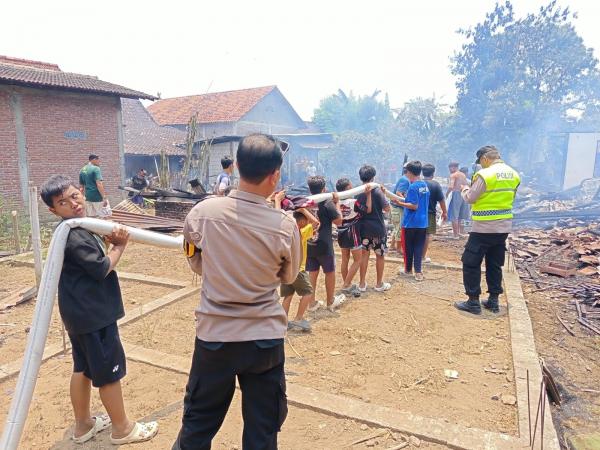 Angin Kencang Bikin Api Cepat Merembet, Dua Rumah di Ringinarum Kendal Ludes Terbakar