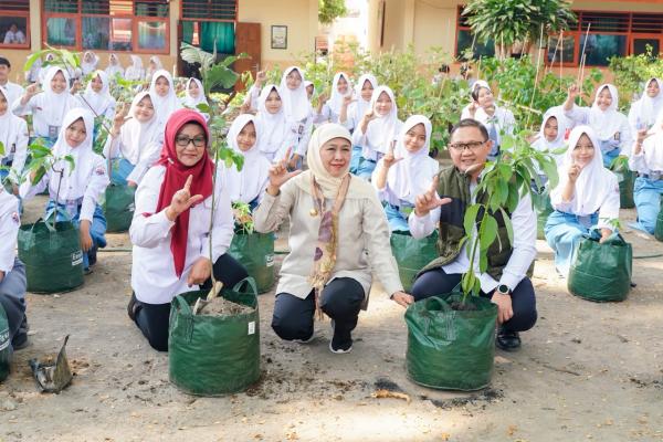 Pemprov Jatim Gelontorkan Rp50 Miliar untuk 50.000 Murid SMA, SMK, dan SLB