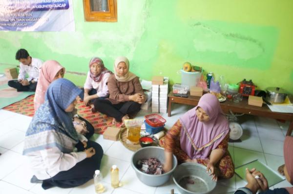 Kulit Nipah Jadi Asap Cair, Dosen PNC Cilacap Ajari UMKM Bikin Sambal Ikan Asap