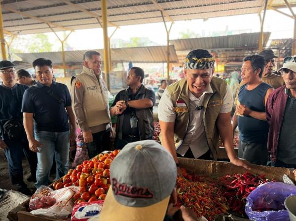 Sidak Pasar Kebon Roek di Kota Mataram, Dirut Bulog Ungkap Harga Ayam Naik dan Stok Pangan Aman