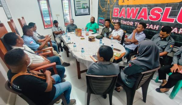 Bawaslu TTU Buka Ruang Kritik dari Wartawan untuk Evaluasi Pengawasan Pemilu