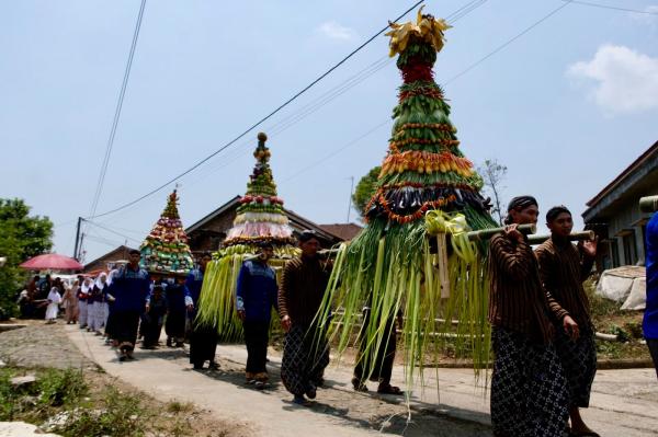 Warga Temanggung Berebut Gunungan Hasil Bumi Sambil Berdoa Minta Hujan