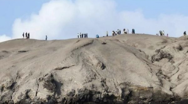 Nekat, Hanya Demi Selfie Puluhan Orang Naiki Kawasan Gunung Anak Krakatau Berstatus Siaga