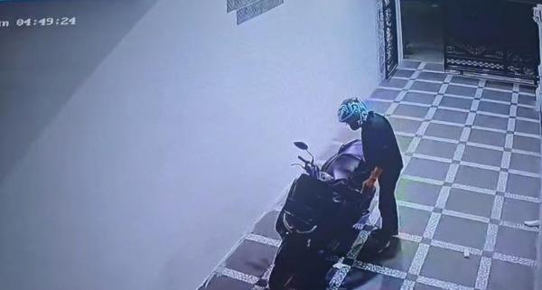 Geger Martubung! CCTV Bongkar Aksi Maling Bobol Pagar dan Gasak Yamaha NMAX Saat Korban Terlelap