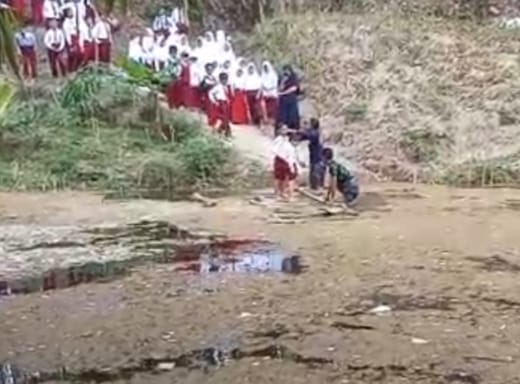 Warga dan Anak Sekolah di Desa Panyindangan Cibinong Cianjur Butuh Jembatan Gantung