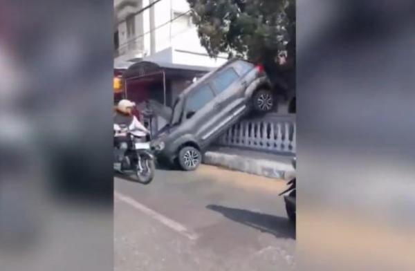 Mobil di Jombang Nyangkut Pagar Rumah, Begini Pengakuan Sopir