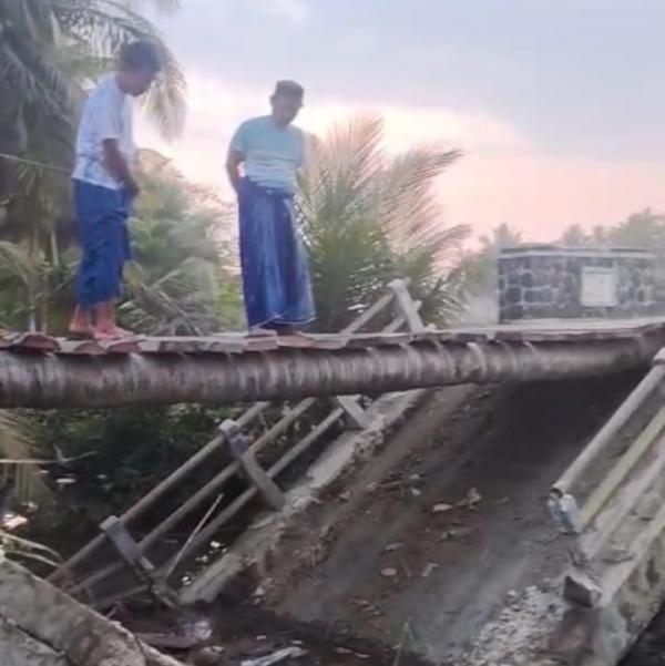 Miris! Jembatan Penghubung Tiga Desa di Sindangbarang Cianjur Ambruk Belum Diperbaiki