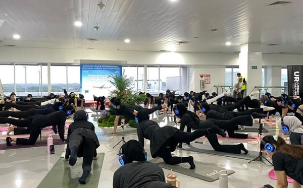 Asyiknya Mat Pilates di Area Boarding Bandara A Yani Semarang, Berolahraga sambil Nonton Pesawat
