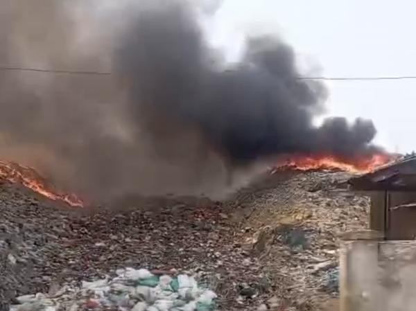 Tumpukan Sampah Setinggi 10 Meter di TPA Dadapan Lamongan Terbakar, Api Sulit Dipadamkan