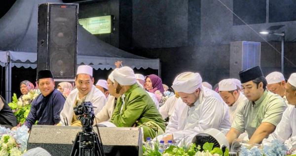 Mantan Menpora Dito Ariotedjo Bareng Habib Jindan Hadiri Safari Sholawat di Lombok