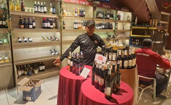 Satpol PP Surabaya Segel 2 Toko Miras, Puluhan Botol Disita, Ini Pelanggarannya