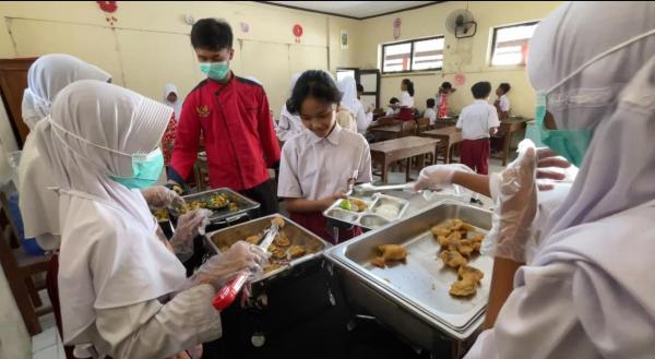 MBG Prasmanan Diuji di SDN Kroyo 3 Sragen, Siswa Bisa Ambil Porsi Sesuai Kebutuhan