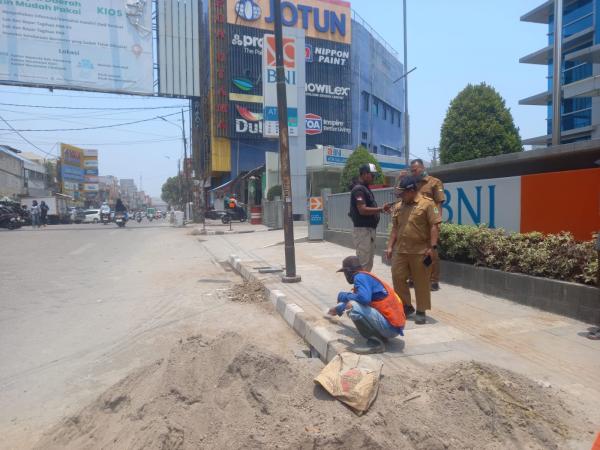 Kurangi Debu Proyek Jalan Tuparev, DPUPR Karawang Lakukan Penyiraman Berkala