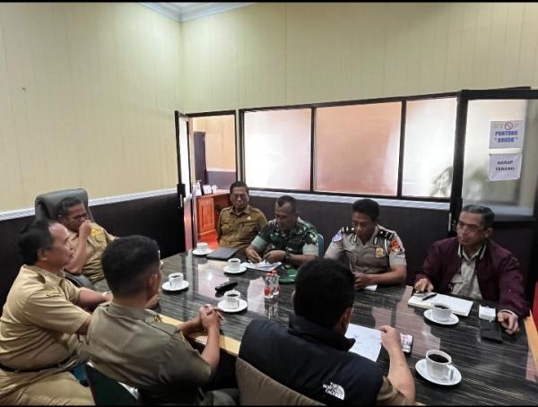 Bahu Jalan Nasional Ditertibkan, Pemkab dan Polres Mamasa Bersihkan Sisa Bangunan 15 Oktober