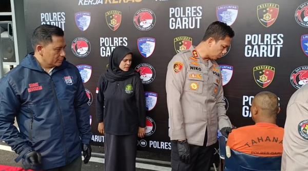 Terekam CCTV, Begal Bersenjata Golok Gasak Dua Ponsel di Jalan Cimanuk Garut